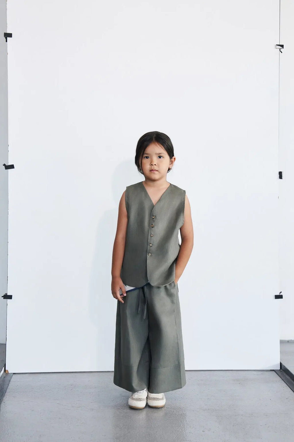 Button-down vest and loose-fitting pants set | Khaki