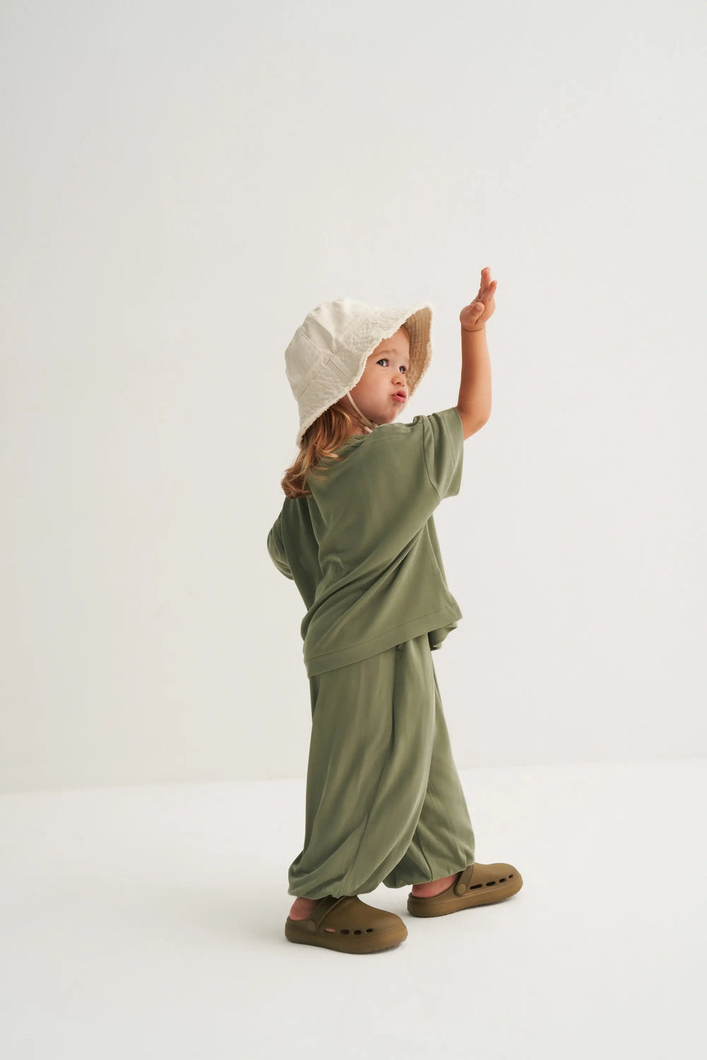 Ensemble t-shirt et pantalon fluide - vert sauge MINILUCA